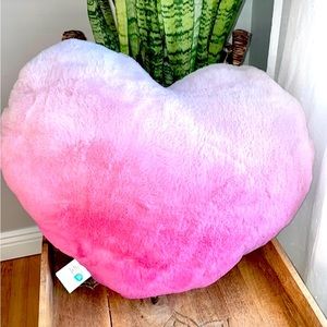 🩷Heart Shaped Soft, Plush Pink Ombré Pillow 🩷 NWT🩷